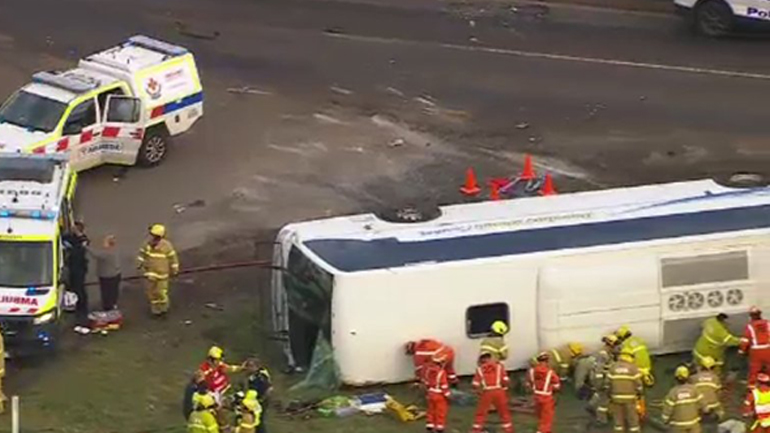 Ανατροπή μαθητικού λεωφορείου μετά από σύγκρουση με φορτηγό στην Αυστραλία – Τραυματίστηκαν μαθητές